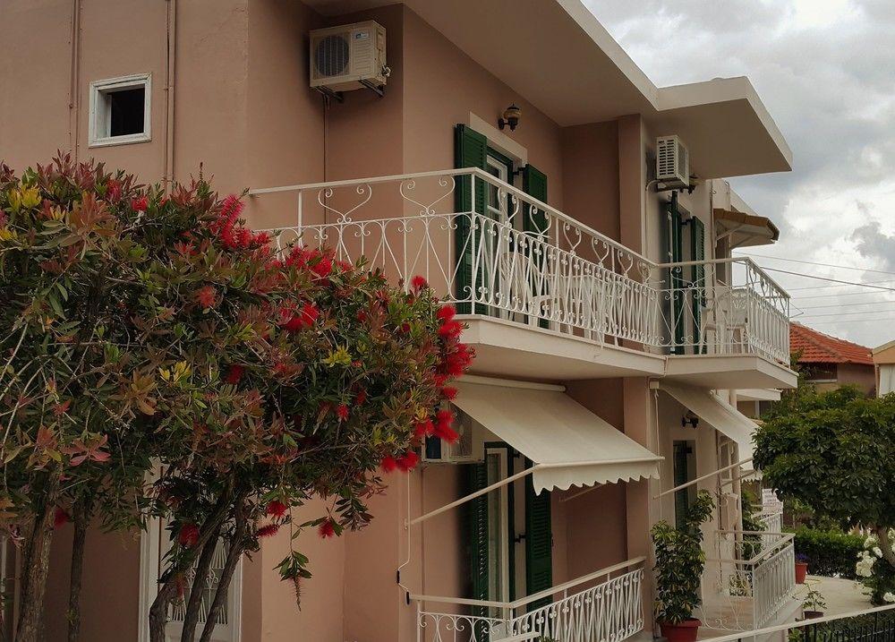 Vicky'S Guesthouse กาวอส ภายนอก รูปภาพ