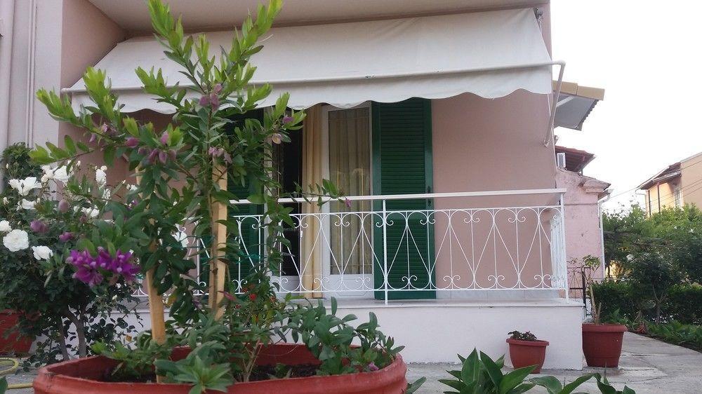 Vicky'S Guesthouse กาวอส ภายนอก รูปภาพ